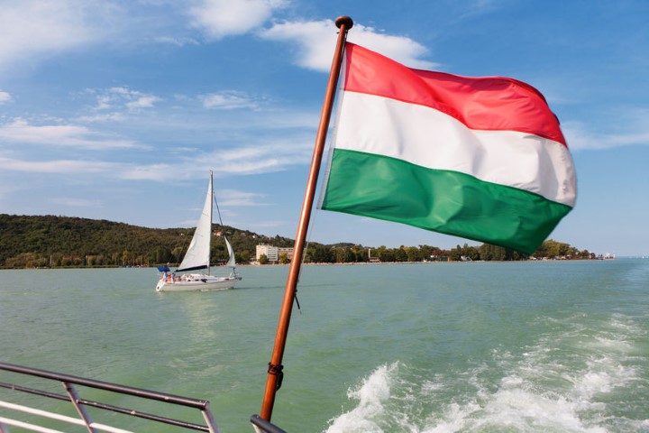 Szálljon vízre a magyar tengeren!