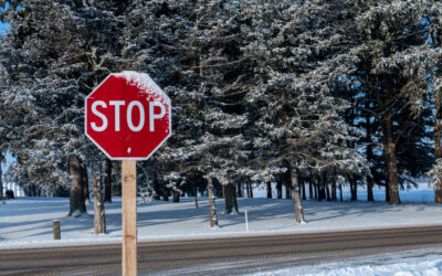 Láthatóság és biztonság – Miért létfontosságúak a KRESZ táblák télen?