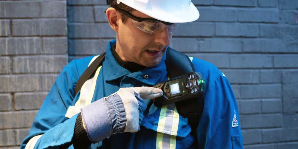 egyedül dolgozók védelme, személyi vészjelző