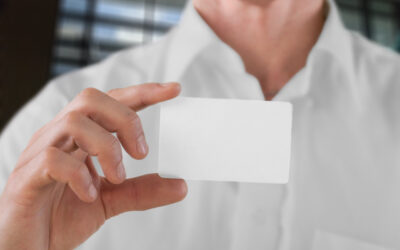 A kézfogás ereje – Miért pótolhatatlan a névjegykártya 2026-ban?