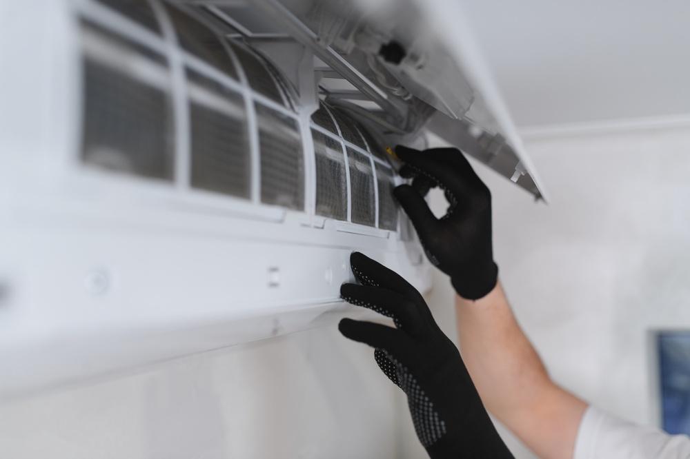 Professional,Wearing,Protective,Gloves,Checking,,Cleaning,,Or,Replacing,Air,Conditioner